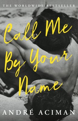 Forsiden av boka "Call Me By Your Name" av André Aciman med en strandscene i bakgrunnen. Sommerlektyre